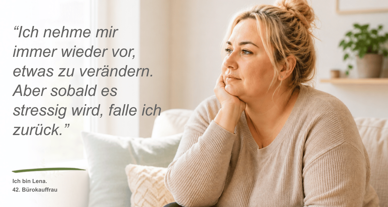 Behandlungsschwerpunkt Adipositas Persona | Bild zeigt ein etwas kurvige Frau - Lena, 42, Bankkauffrau - mit blonden hochgesteckten Haaren, die auf einer Couch sitzt. Neben dem Bild ist ein Zitat zu sehen: "Ich nehme mir immer wieder vor, etwas zu verändern. Aber sobald es stressig wird, falle ich zurück."