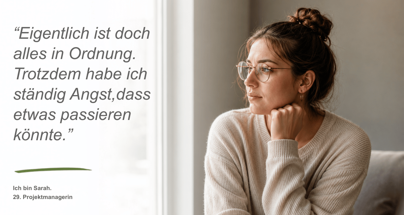 Behandlungsschwerpunkt Angststörung Persona | Bild zeigt eine junge Frau - Sarah, 29, Projektmanagerin - mit Brille und braunen hochgesteckten Haaren, die auf einer Couch sitzt und aus dem Fenster schaut. Neben dem Bild ist ein Zitat zu sehen: "Eigentlich ist doch alles in Ordnung. Trotzdem habe ich ständig Angst, dass etwas passieren könnte."