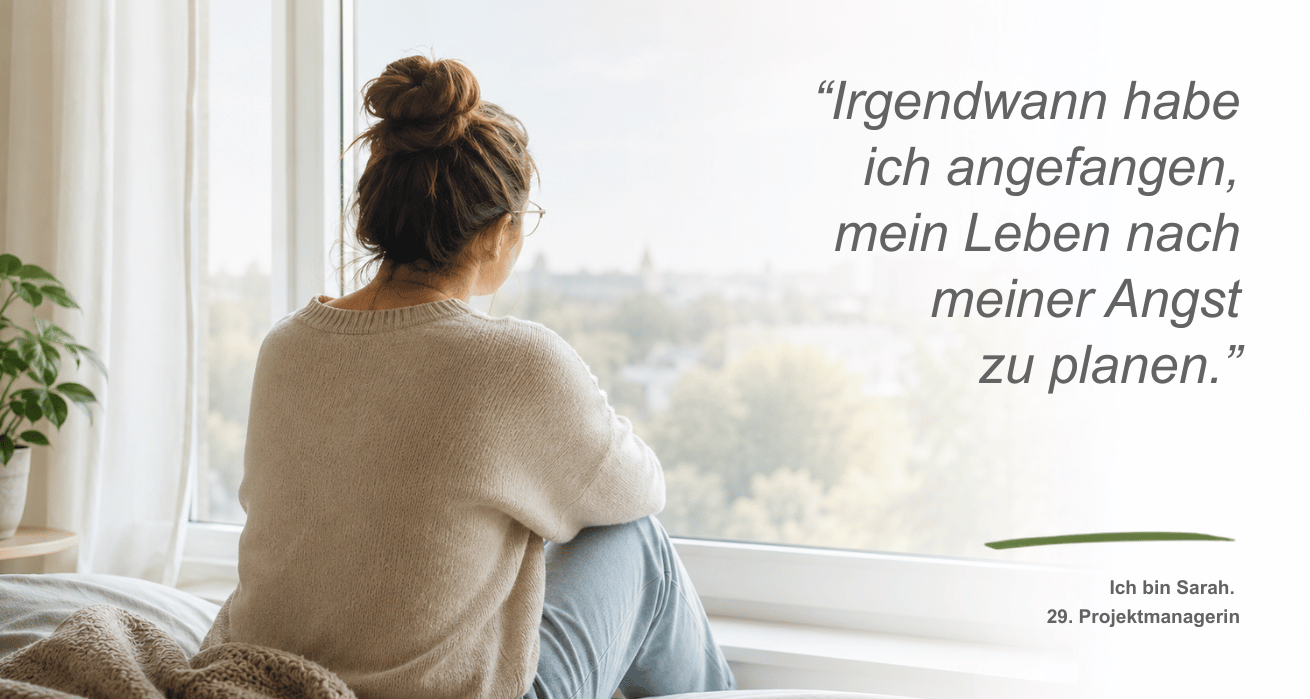 Behandlungsschwerpunkt Angststörung Persona | Bild zeigt eine junge Frau - Sarah, 29, Projektmanagerin - mit Brille und braunen hochgesteckten Haaren, die mit dem Rücken zur Kamera auf ihrem Bett sitzt, beine angewinkelt und die Arme auf den Knien abgestützt. Neben dem Bild ist ein Zitat zu sehen: "Irgendwann habe ich angefangen, mein Leben nach meiner Angst zu planen."