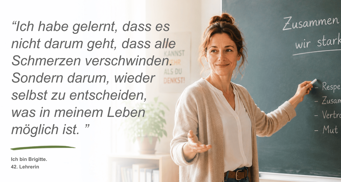 Persona Chronische Schmerzen | Eine Frau mittleren Alters - Brigitte, 42, Lehrerin - mit hochgesteckten braunen Haaren steht an einer Tafel und erklärt das Geschriebene. Neben dem Bild ist ein Zitat zu sehen: "Ich habe gelernt, dass es nicht darum geht, dass alle Schmerzen verschwinden. Sondern darum, wieder selbst zu entscheiden, was in meinem Leben möglich ist."