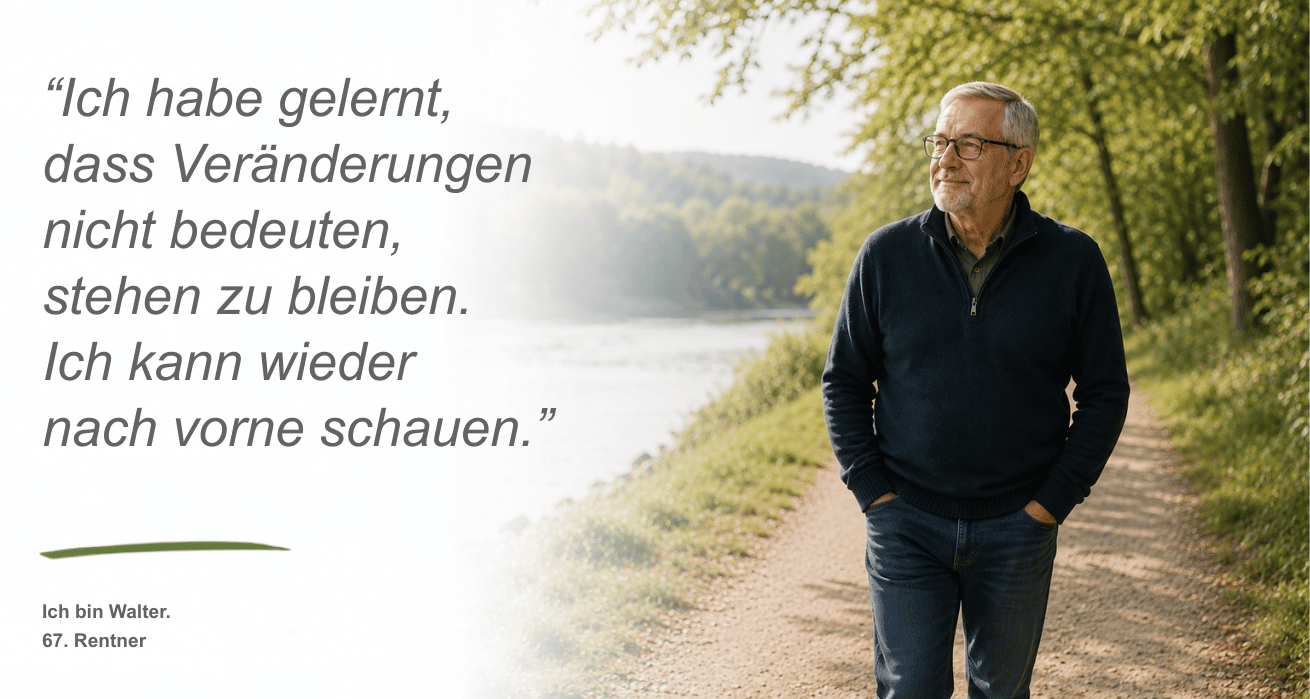 Persona Psychische Belastungen | Ein älterer Mann - Walter,67, Rentner - mit grauem Haar und grauem Bart und Brille läuft einen Weg an einem Fluss entlang. Die Hände in seinen Hosentaschen. Neben dem Bild ist ein Zitat zu sehen: "Ich habe gelernt, dass Veränderungen nicht bedeuten, stehen zu bleiben. Ich kann wieder nach vorne schauen."