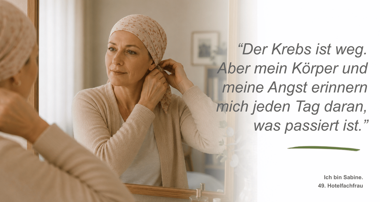 Persona Seelische Belastungen | Ein Frau mittleren Alters - Sabine, 49, Hotelfachfrau - blickt in den Spiegel und richtet sich ihr geblümtes Kopftuch. Neben dem Bild ist ein Zitat zu sehen: "Der Krebs ist weg. Aber mein Körper und meine Angst erinnern mich jeden Tag daran, was passiert ist."